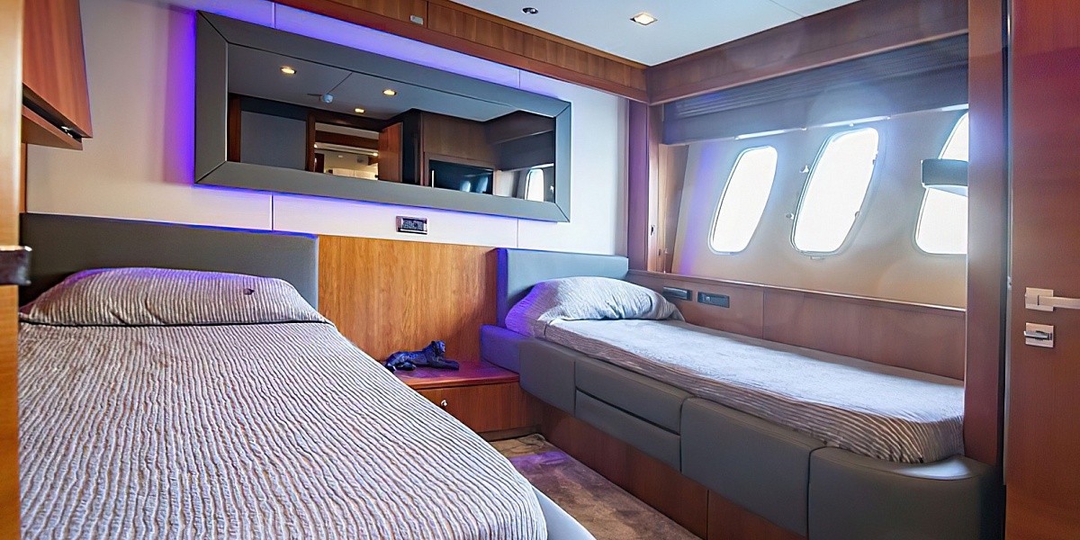 Продается моторная яхта Sunseeker 86 - гостевая каюта